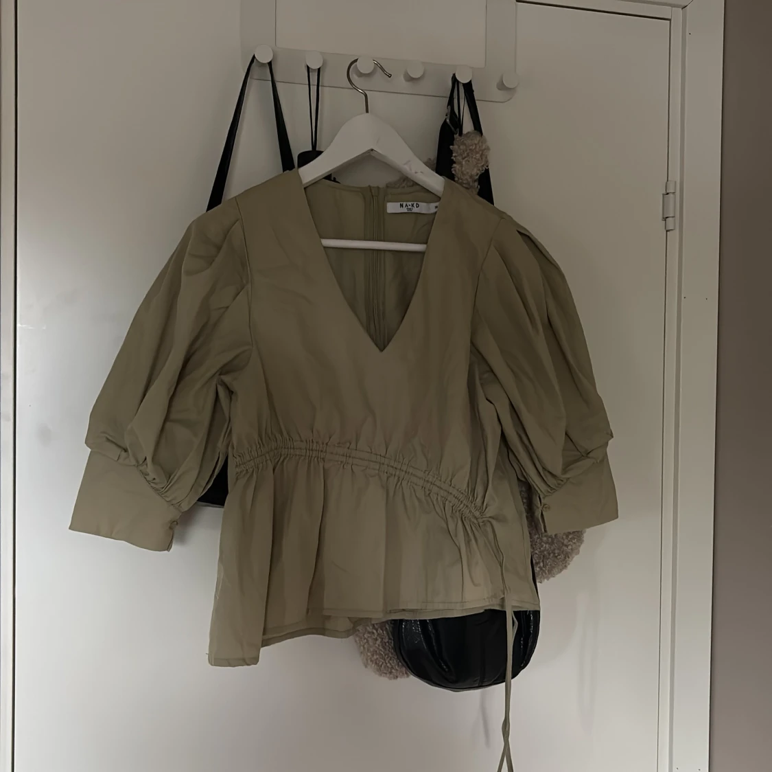 Khaki blus med puffärm från NA-KD