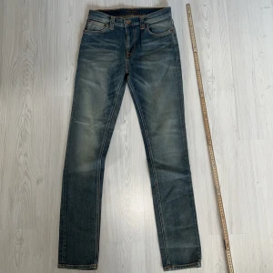 Nudie Jeans - Tja säljer nu ett par Nudie jeans för endast 449kr! Strl W30 men tycker själv att det passar som W28, mått finns på annons bilderna. Pris är ej hugget i sten hör av er i dm vid funderingar 🙌