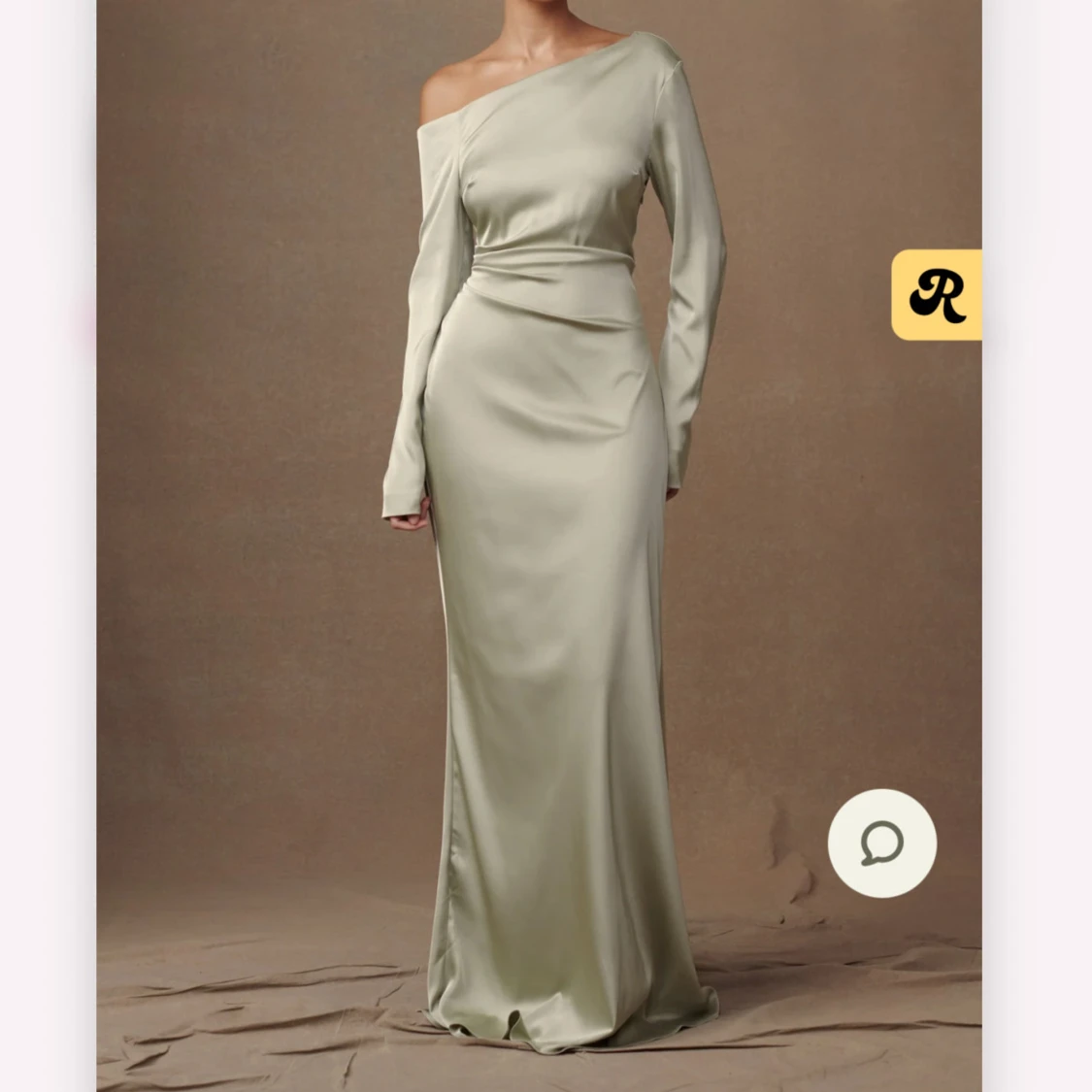 Ljusgrön långklänning i satin