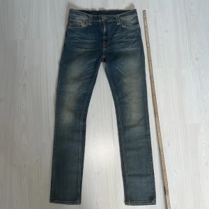 Nudie Jeans - Tja säljer nu ett par Nudie Jeans för endast 449kr! W32 i midjan men sitter mer som W30, mått finns på tredje bilden. Pris är ej hugget i sten, hör av er i dm vid funderingar 🙌