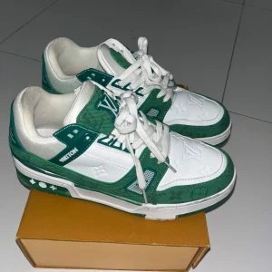 LV Trainer Sneakers - Louis Vuitton sneakers med grön och vit färg köpt i Paris för 14000