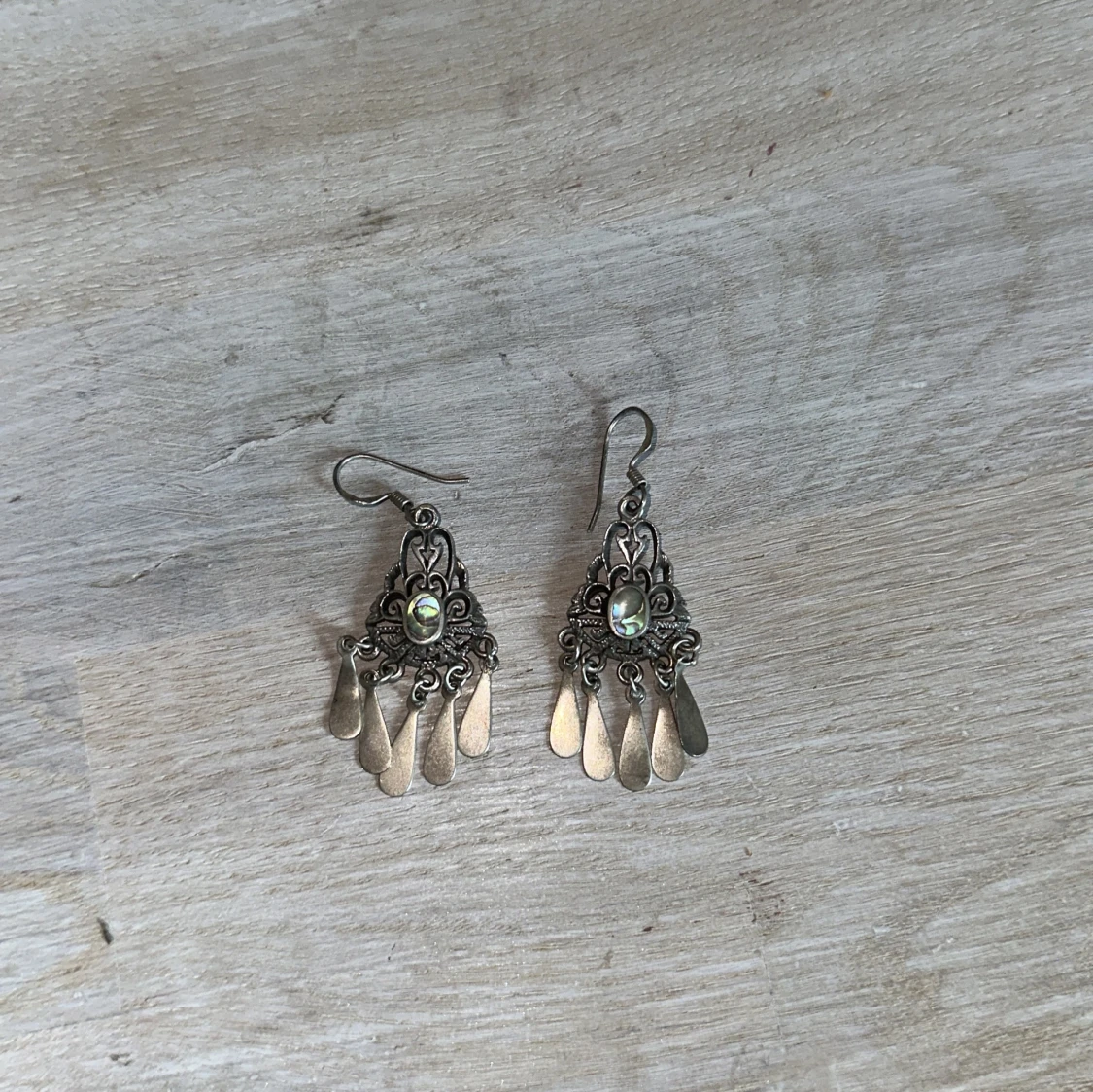 Silvriga boho örhängen med pärldetalj - 1