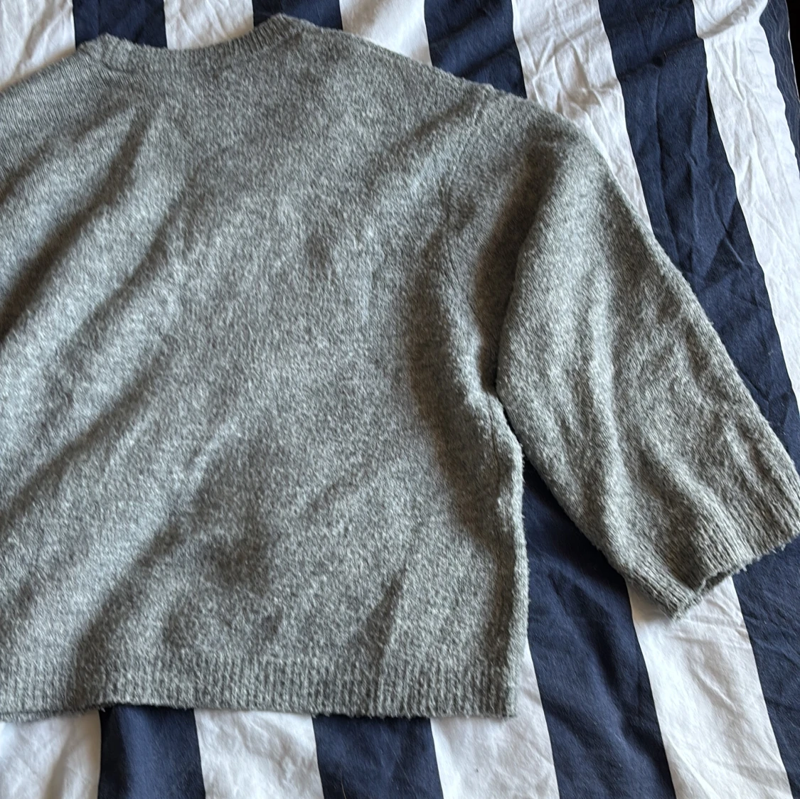 Grå stickad tröja med rund hals - 2