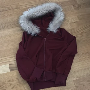 Röd zip upp hoodie med furr luva - Hoodien är lite mer röd i verkligheten, köpt från Shein. Väldigt skönt tyg på insidan på insidan.