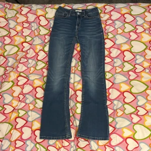 Blå bootcut jeans från Lindex, stl 152 - Snygga blå bootcut jeans från Lindex i storlek 152. Jeansen har klassisk femficksdesign, markerade sömmar och coola detaljer på bakfickorna. Tillverkade i mjukt denimtyg.