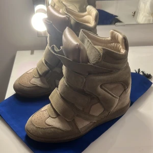 Beigea skor med klack från Isabel Marant - Säljer mina jätte snygga Isabel Marant i storlek 36 då jag inte får användning av dem. Användt endast en gång!💕dustbag medföljer, köpta på isabelmarant.con