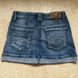 Mini jeanskjol  - Jättefin vintage 2000s jeanskjol köpt på secondhand💗