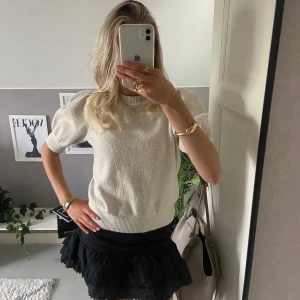 Beige stickad tröja Vero Moda XS - Superfin beige stickad tröja från Vero Moda med puffiga korta ärmar och ribbade muddar. Tröjan har en rund halsringning och är i mjukt material som känns skönt mot huden. Perfekt för dig som gillar en clean och trendig look.