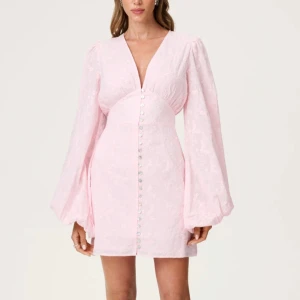 Rosa adoore klänning  - Helt ny adoore klänning, prislapparna är kvar. HELT SLUTSÅLD! 