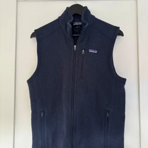 Patagonia väst - Marin blå Patagonia vest i absolut !NYSKICK! Köpt för 2 veckor sedan och den har inte kommit till användning. Storlek S, passar den som är mellan 180-185! Skriv gärna om det är något du funderar över. Leon