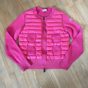 Moncler cardigan - Hej, säljer en Moncler cardigan i en sjukt sällsynt rosa färg. Riktigt fint skick utan skador eller liknande. 2021 modell. Äktehetsbevis visas på bilderna. Storlek S. Hör av er vid frågor🤝🙌