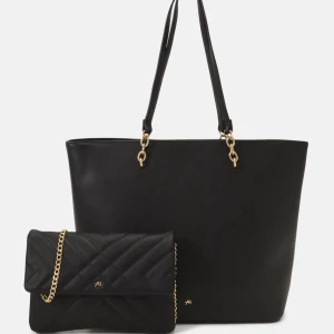 Anna Field Väska svart - Två jättefina väskor från Anna Field som är sparsamt använda. De har få tecken på användning och är i jättefint skick! Perfekta till att använda som skolväska då en dator får plats i och den andra rymmer mycket som en handväska! Ordinarie pris 408kr