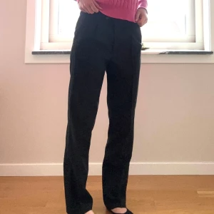 Kostymbyxor  - Så himla sköna kostymbyxor i lite mer linne-material typ, kommer tyvärr aldrig till användning. Väldigt bra skick, återkom för fler bilder.