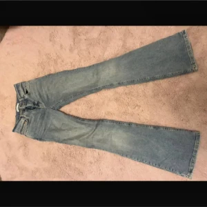 Flared jeans  - Sitter lågmidat på mig, helt nya 