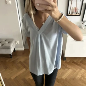 Ljusblå v-ringad blus - Säljer en ljusblå blus med v-ringning🩵🥰 storlek L men passar även mig som har S