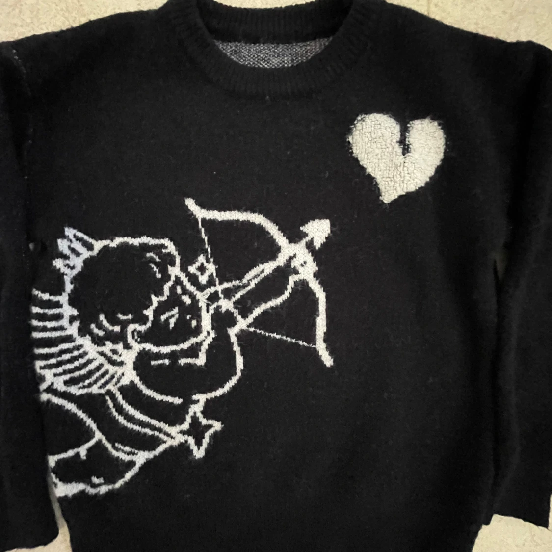 Svart stickad tröja med ängel och hjärta - 3