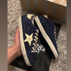 Golden Goose skor - Tjusiga Golden goose superstars i en hauch av blått🔱 Skick: 10/10🧮 Inkluderat: Box, Dustbah, Skor♦️ Pris: 2949🎗️ Storlek: 42♣️ Snabbaffär = priset sänks-SERIÖSA BUD🔓