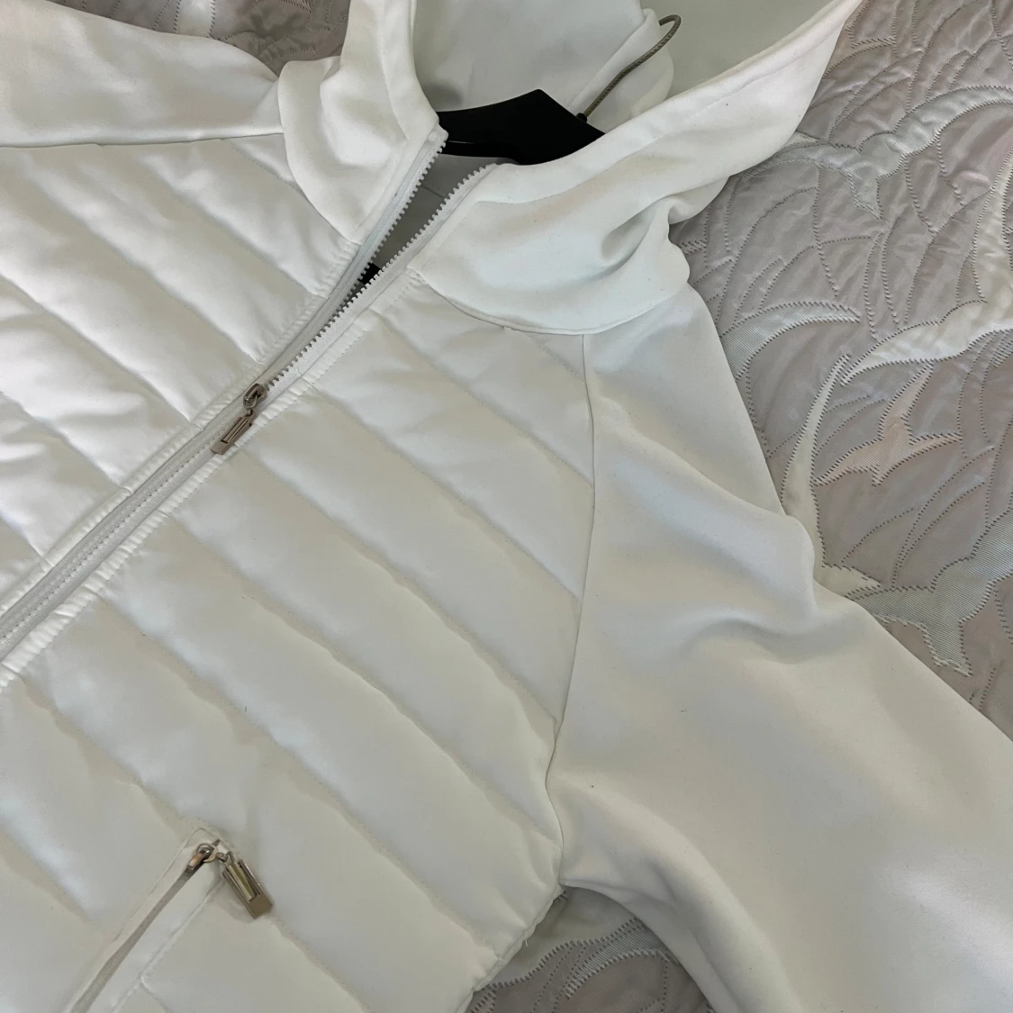 Vit quiltad jacka med dragkedja