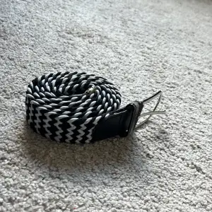 Säljer detta flätade bältet i ok skick. Det är 112cm långt, tveka inte med att fråga om ni undrar något