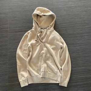 Beige hoodie från Blend - Säljer en beige hoodie från Blend med dragkedja och huva. Tröjan har långa ärmar och en mjuk insida för extra komfort. Perfekt för en avslappnad stil. 🧥