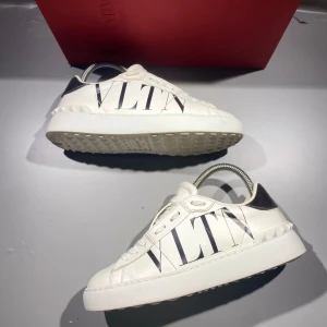 Valentino skor - Hej! Säljer nu mina skor från märket Valentino, storlek 36,5, bra skick box ingår. Givetvis äkta, Tveka inte på att höra av dig om du har frågor eller funderingar kring skorna!