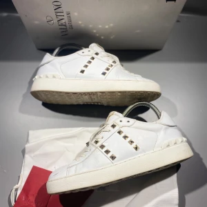 Valentino skor  - Hej! Säljer nu mina skor från märket Valentino, storlek 37, bra skick box ingår. Givetvis äkta, Tveka inte på att höra av dig om du har frågor eller funderingar kring skorna!