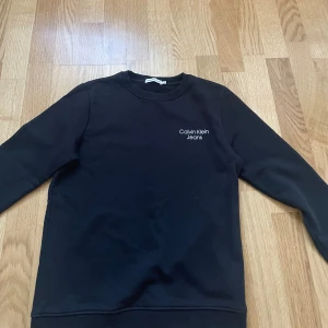 Svart sweatshirt från Calvin Klein Jeans - Säljer en stilren svart sweatshirt från Calvin Klein Jeans. Tröjan har en enkel design med märkets logga broderad på bröstet. Säljer min brors tröja💓 