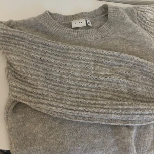 Beige stickad tröja från Vila - Säljer min fina stickade tröja från vila🌟 lite nopprig