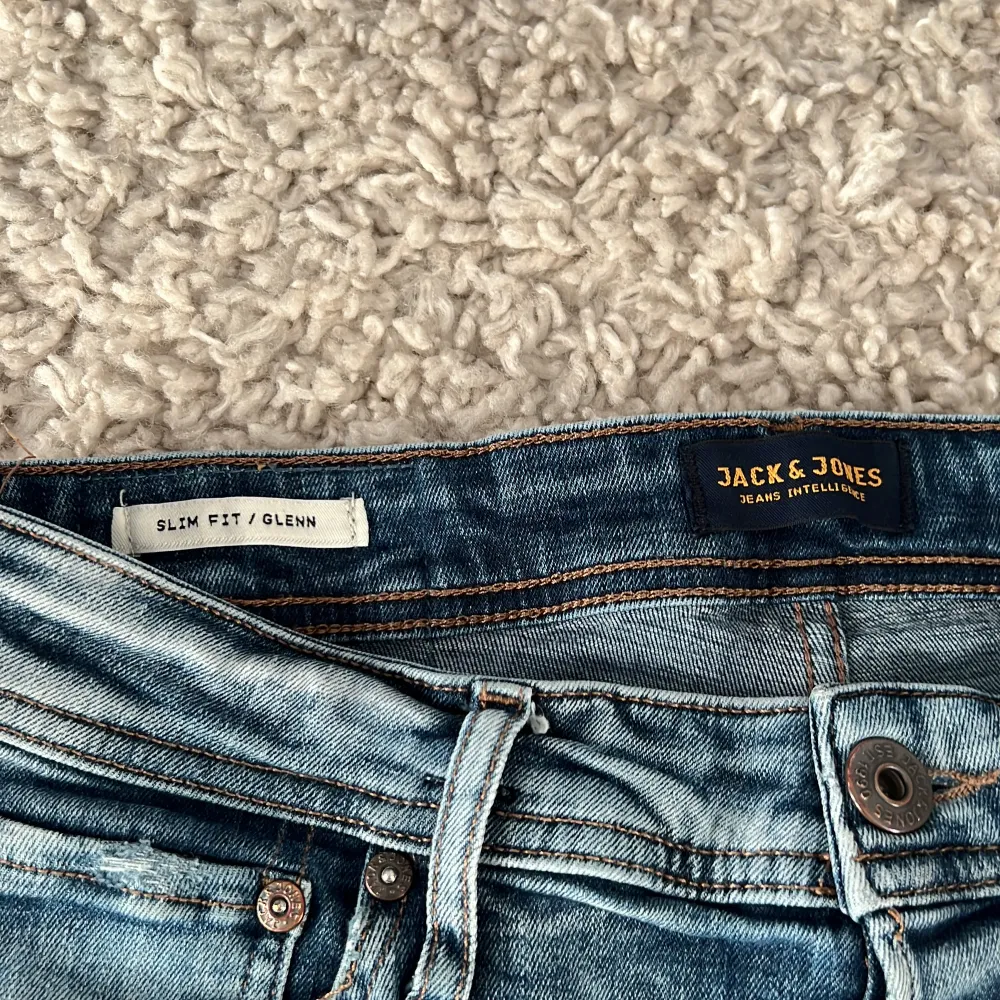 Hej! Säljer dessa sjukt snygga Jack and Jones jeans med slitningar! Modellen är slim Glenn så det är slim jeans, storlek 28/30. Tveka inte att höra av dig vid funderingar!. Farkut & Housut.