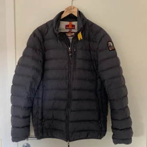 Svart pufferjacka från Parajumpers - Säljer en svart pufferjacka från Parajumpers. Perfekt till våren. Hör av er vid frågor!