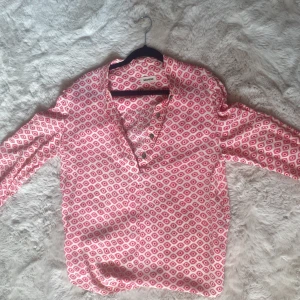 Mönstrad blus från Zadig & Voltaire - Säljer en snygg blus från Zadig & Voltaire med ett unikt rosa och vitt mönster.