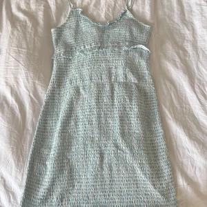 söt ljusblå klänning -  storlek M, stretchig material, söt kort klänning perfekt för sommaren