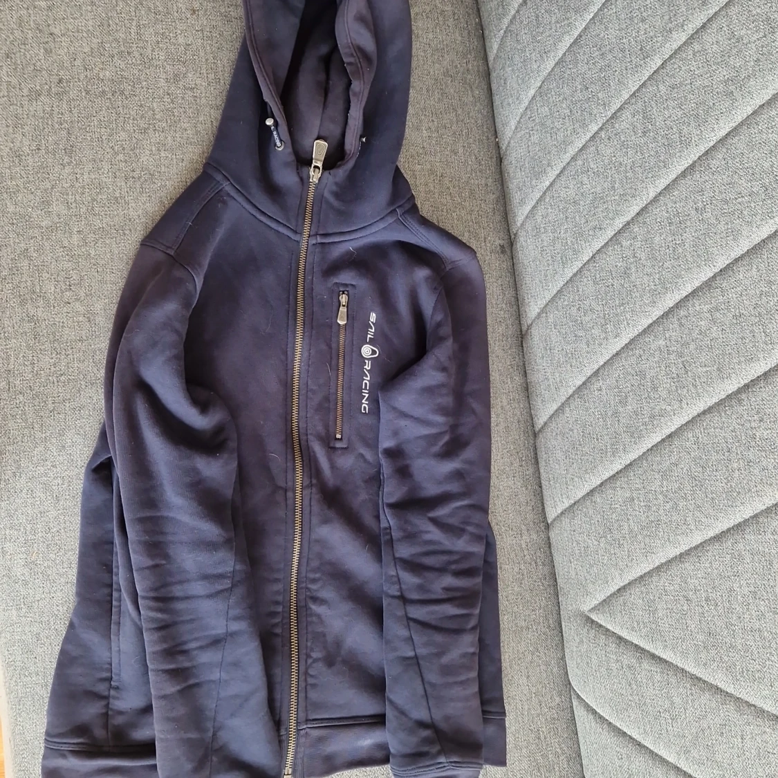 Mörkblå hoodie från Sailracing