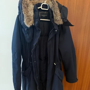 Cedrico vinterjacka - Vinterjacka från cedrico. Päls på insidan av luvan. Jackan slutar precis ovanför knäna på mig som är 165 cm. Passar en xs-s