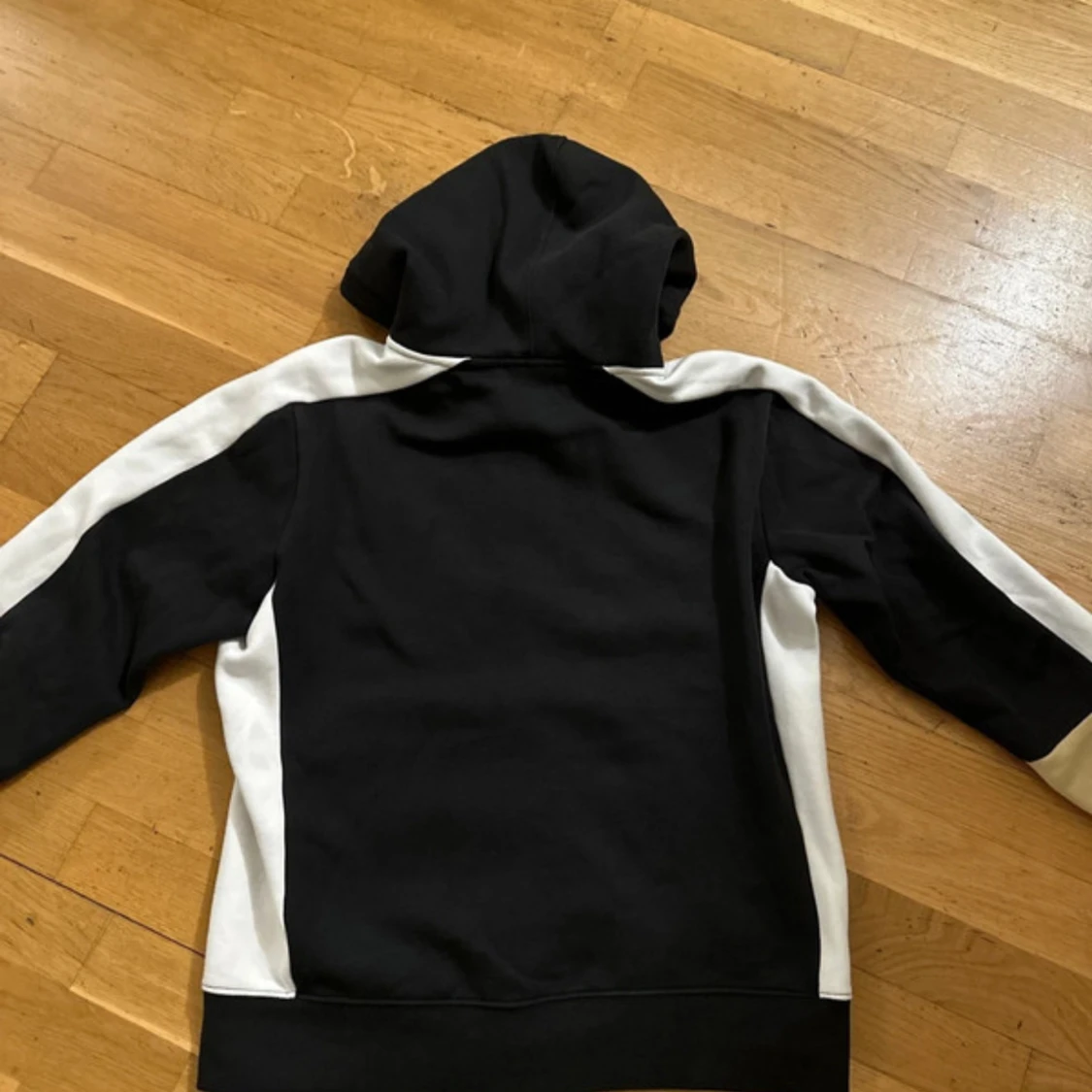 Svart hoodie från Lacoste - 3