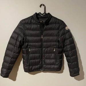 Moncler acorus - Säljer denna moncler acoorus jacka. Väldigt fint skick. Perfekt inför våren men passar även hösten. Det är barn model storlek 164 men passar xs/s. Har tyvärr inget äkthetsbevis men den är äkta. 