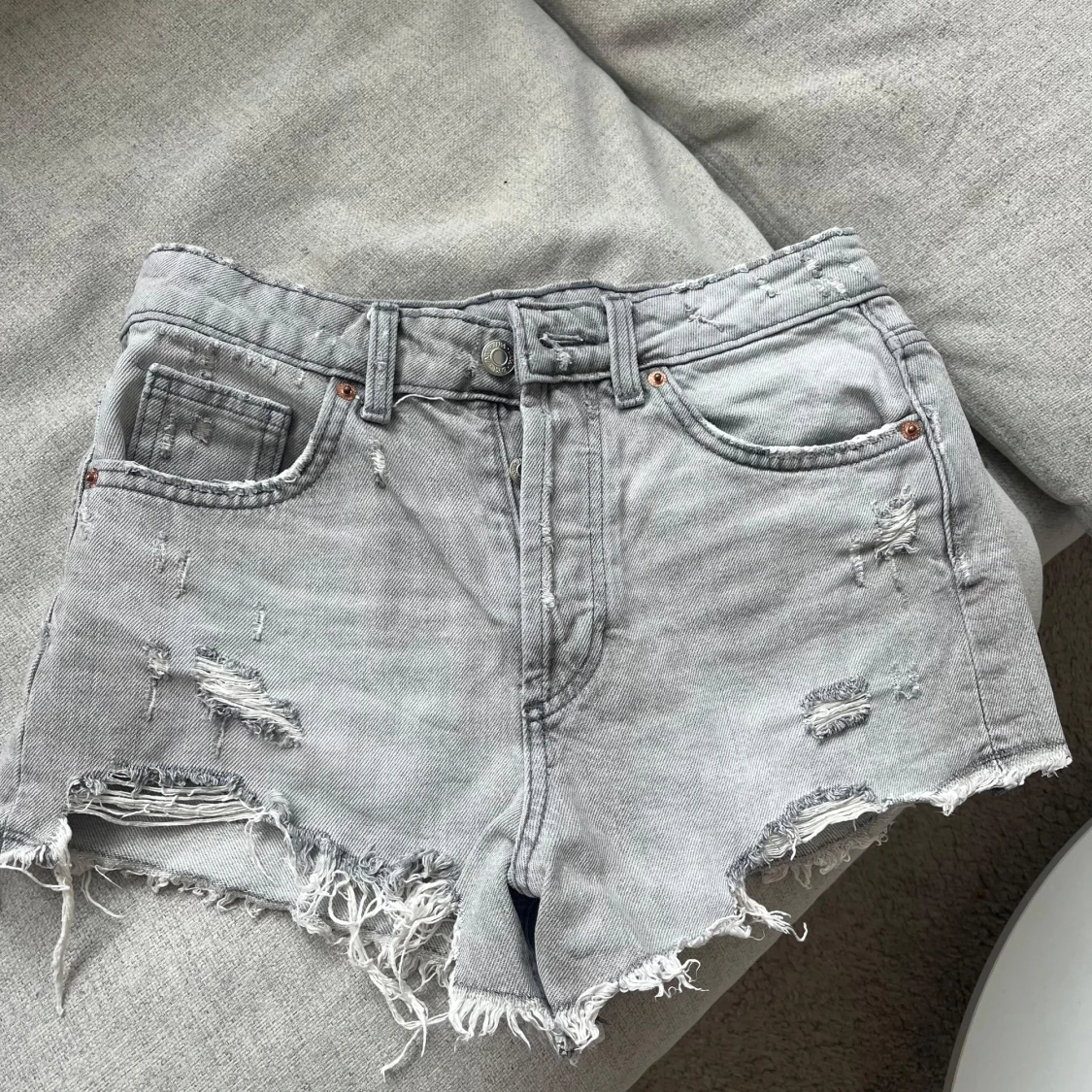 Grå jeansshorts från Zara