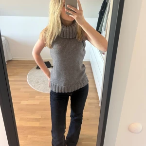 Snyggt stickat linne från Esprit - Så snyggt stickat pololinne från Esprit! Säljer då jag inte använder det, bra skick!❤️ Passar Xs/S