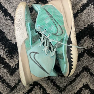 Kyrie 7 - Sällsynta kyrie 7or som är i bra skick, dessa produceras ej längre då Kyrie sagt upp sitt partnerskap med nike. sulan innuti har tecken på slitage men det går enkelt att sätta i en ny sula, kan skicka flera bilder och pris kan diskuteras vid snabb affär