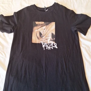 Ariana Grande T-shirt  - Från HM och är oversized utan defekter.