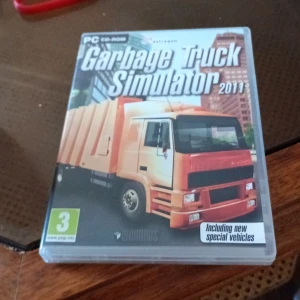 Garbage Truck Simulator 2011 PC-spel - Säljer PC-spelet Garbage Truck Simulator 2011. Upplev hur det är att köra en sopbil genom staden och hantera avfallshantering. Inkluderar nya specialfordon för en mer varierad spelupplevelse. Perfekt för simulatorentusiaster!
