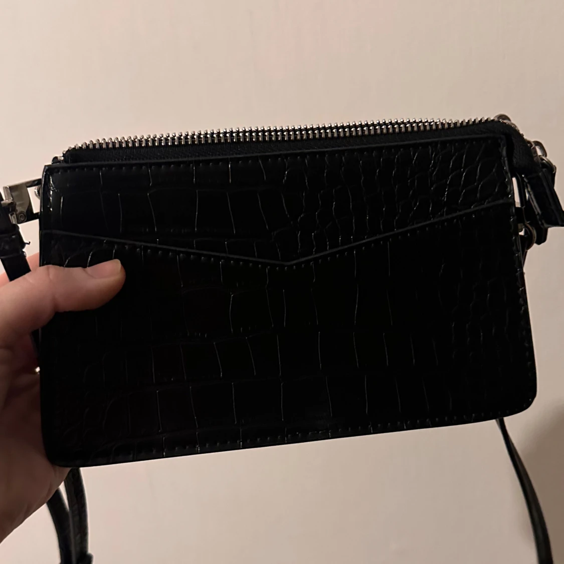 Svart axelväska med kedjedetalj - 2