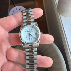 Seiko mod: who cares? - Seiko urverk nh35a, safirglas, presidentlänk.  'Who cares, I'm already late'. Klockan har en silverfärgad metallarmband och en vit urtavla med blå visare. Perfekt för den som vill ha en rolig och annorlunda accessoar. Aldrig använd.