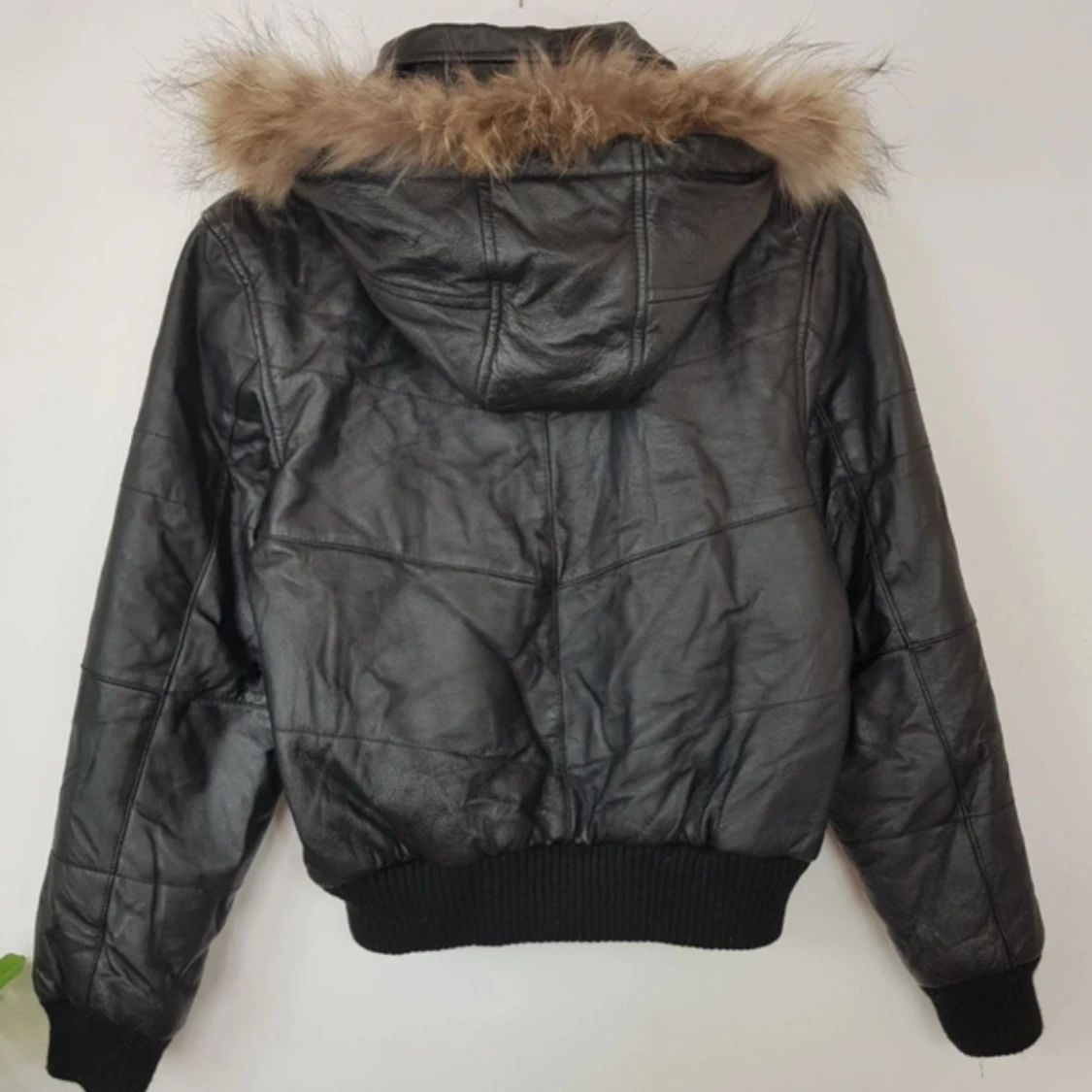 Svart skinnjacka med päls luva  - 1