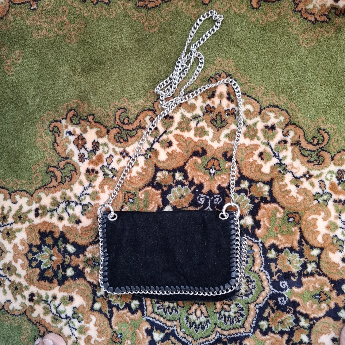 Svart axelväska med kedjedetaljer