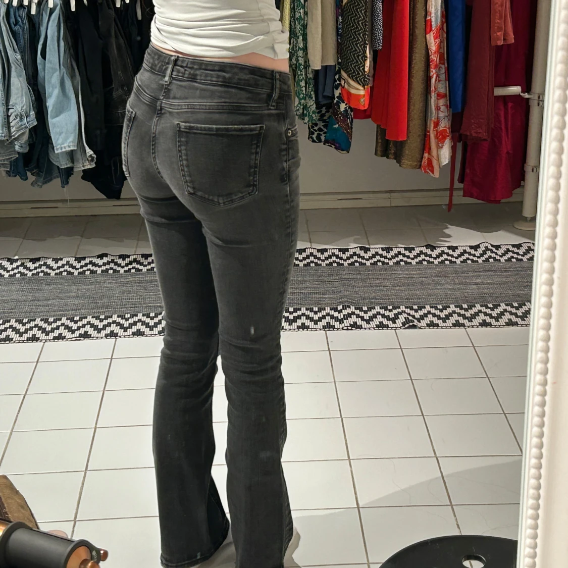 Svarta lowaist bootcut jeans - 3