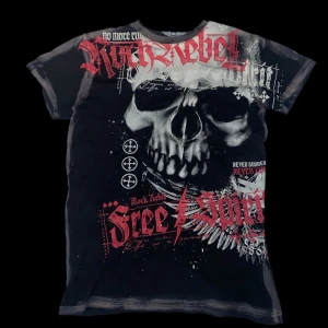 Rock Rebel t shirt - Skit fet rock rebel t shirt i storlek M. T shirten är i väldigt bra skick, skriv i dm för fler frågor 