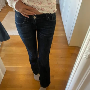 Mörkblå jeansbyxor - Ett par jätte snygga mörk blå jeans, köpa för flera år sedan och är från Mavi. Sitter så fint på men är tyvärr nån storlek för liten för mig så därför säljs de. Inget synligt märke på slitnader eller skador, de är endast använda ett få antal gånger! De är i storlek 27/32 och har fina detaljer på fickorna🤗jag är 172, innerbenslängden är 78 och midjemåttet är 79.