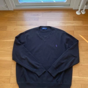 Ralph Lauren Sweatshirt - Klassisk svart sweatshirt från Polo Ralph Lauren i storlek L. Helt ny och aldrig använd! Tidlös modell med hög komfort och kvalitet – ett mångsidigt plagg som passar både till vardags och när du vill ha en mer uppklädd look.