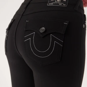 True religion jeans  - Snygga svarta bootcut jeans med en broderad ficka och knappdetalj. Dem är i modellen Becca mid rise bootcut. Använd fåtal gånger, säljer då dem inte längre kommer till användning 